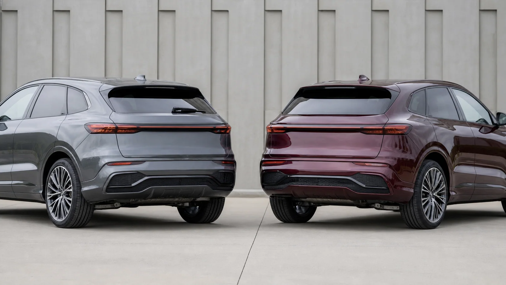 Dos SUV premium similares en colores distintos para comparar su configuración