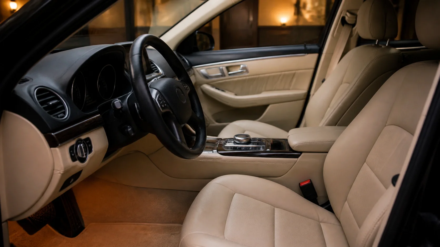 Interior conservado Interior cuidado de un Mercedes-Benz usado