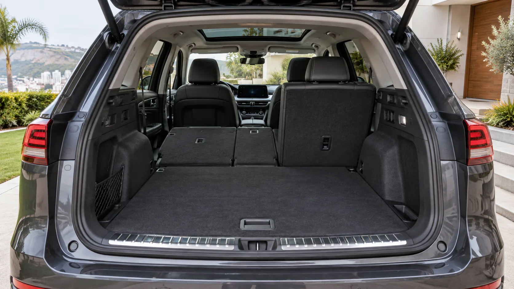 Maletera y capacidad de carga Maletera abierta y asientos plegados de una SUV premium
